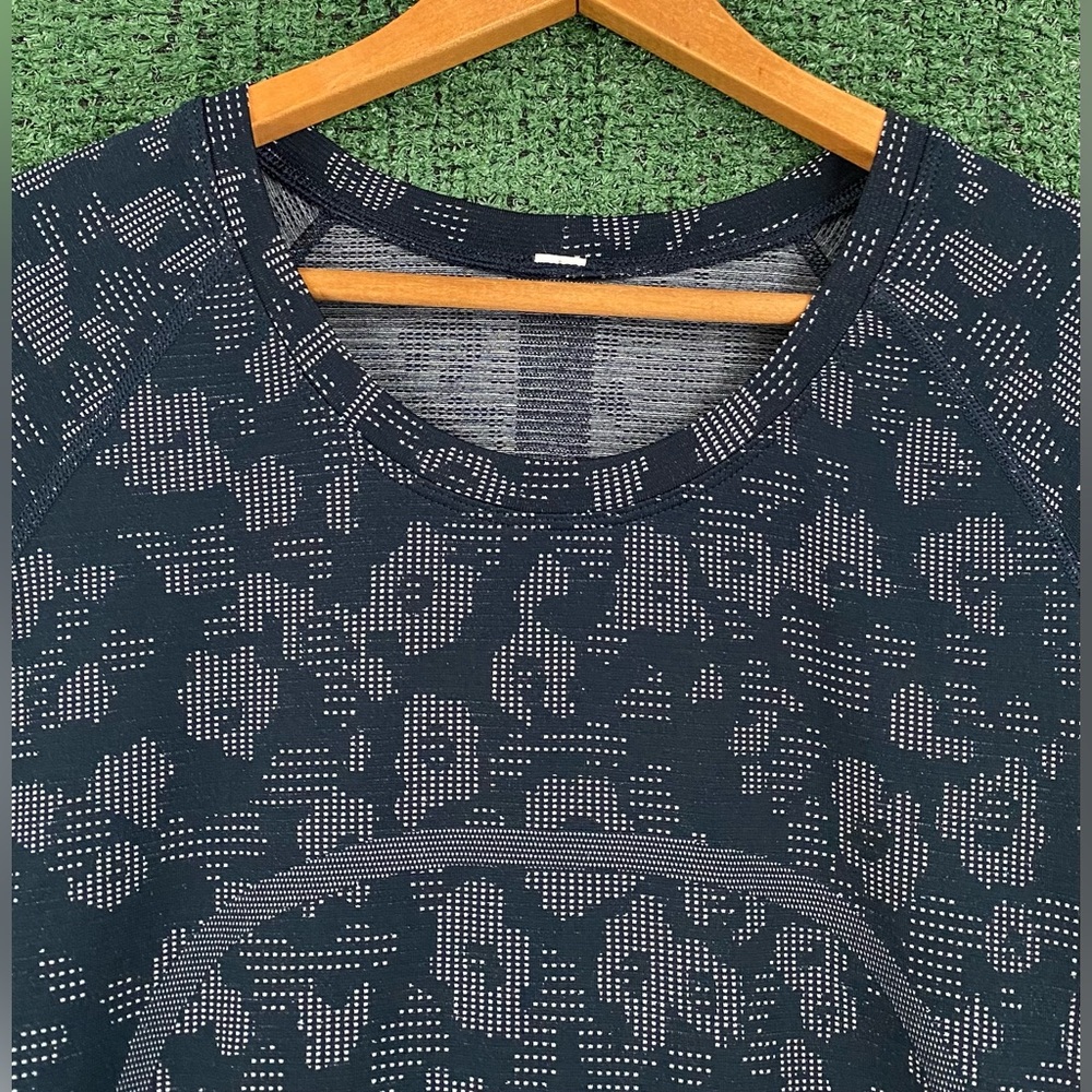 Lululemon Swiftly Tech Navy Blue Dapple Floral Short Sleeve Shirt Women’s SZ 12 - Picture 2 of 6